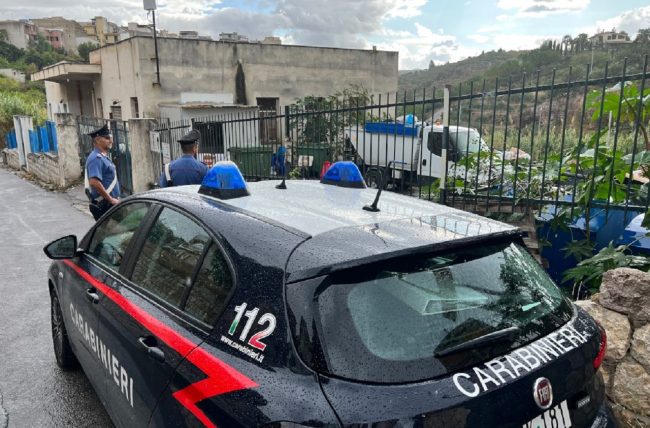 Rubano 50 litri di carburante da alcuni mezzi parcheggiati