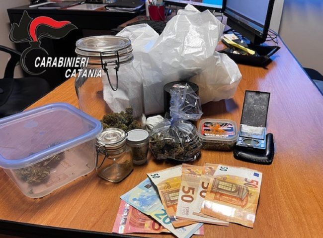 Spaccia mentre si trova ai domiciliari, incastrato dai carabinieri nel Catanese