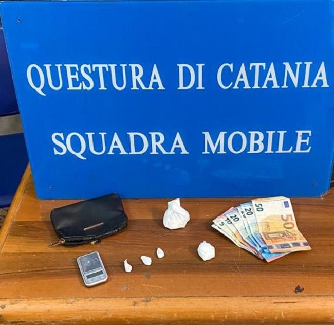 Arrestato spacciatore a Picanello mentre cedeva una dose di cocaina