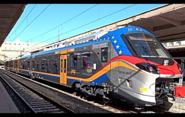 Treno in corsa investe due giovani sui binari: morto un 16enne, grave un coetaneo