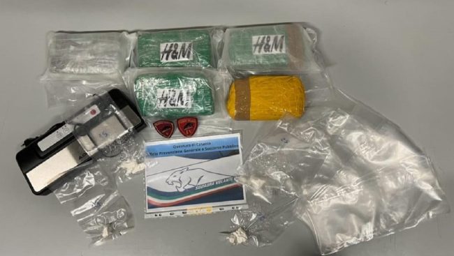 Sospetto via vai tradisce giovane pusher: beccato con quasi 5 kg di droga a casa