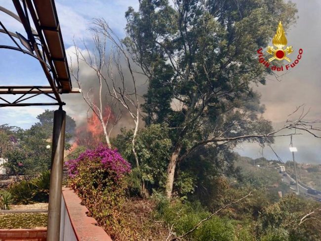 I vasti incendi di ieri a Catania e provincia