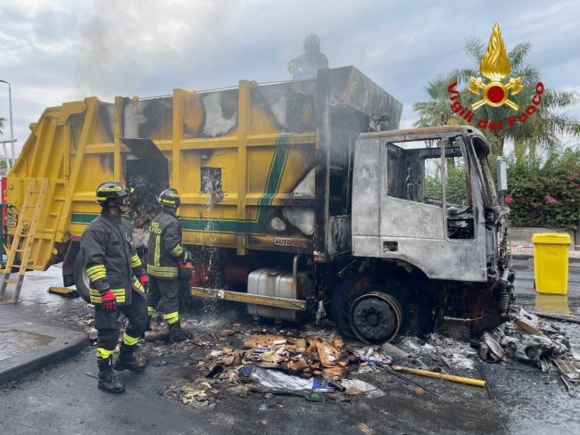 Catania, autocompattatore in fiamme in via Nizzeti