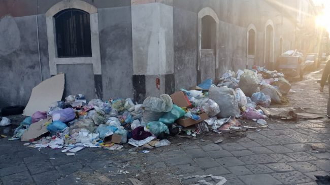 Emergenza rifiuti a Catania, il consigliere Mirenda chiede di trattare l’argomento in sede di Consiglio