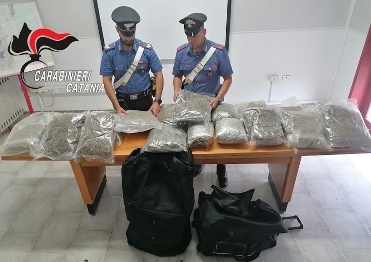 Fermati due “corrieri della droga” nel Catanese, trasportavano 21 kg di marijuana