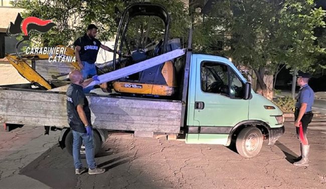 Catania, sventata rapina di un escavatore: minacciato anche il titolare con una pistola