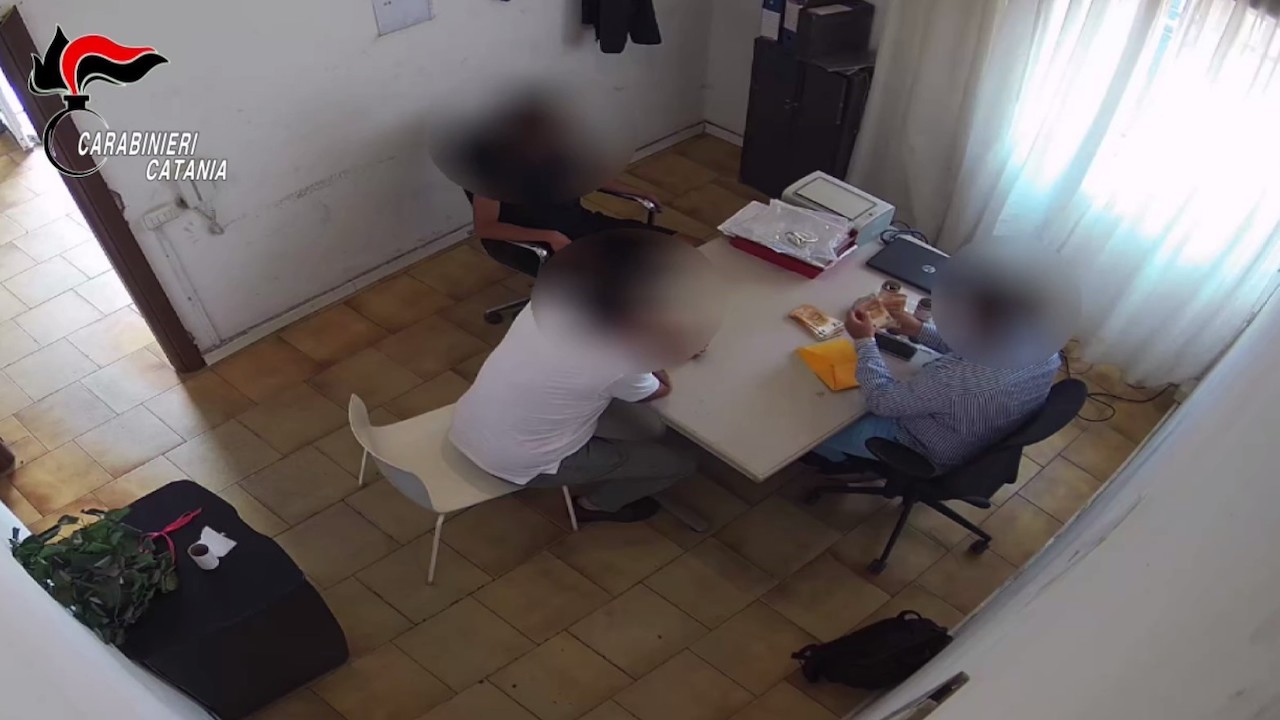 Estorsione al datore di lavoro dopo avergli rubato la merce: arrestati due catanesi – VIDEO