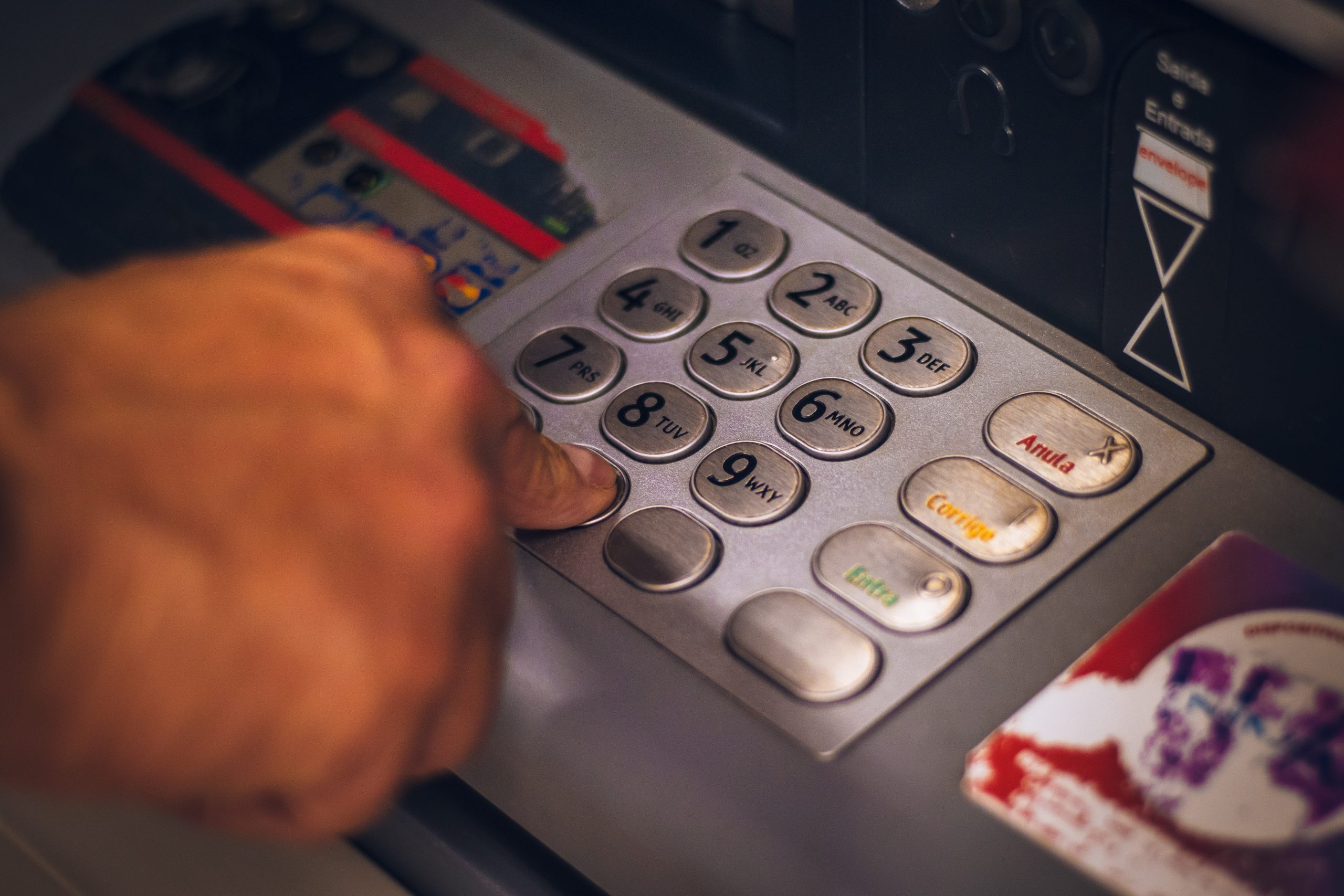 Ladri “sfortunati”: provano a far esplodere il bancomat ma il colpo fallisce