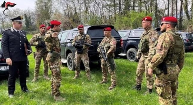 Sorpresi a irrigare la marijuana: duplice arresto nel Catanese, si cerca il terzo uomo