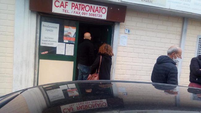 Colpi di pistola contro la saracinesca di un Caf