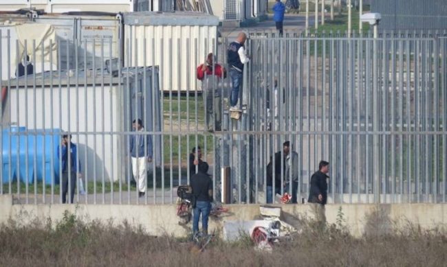 Migranti del Cara di Caltanissetta in protesta: chiedono fondi liquidi