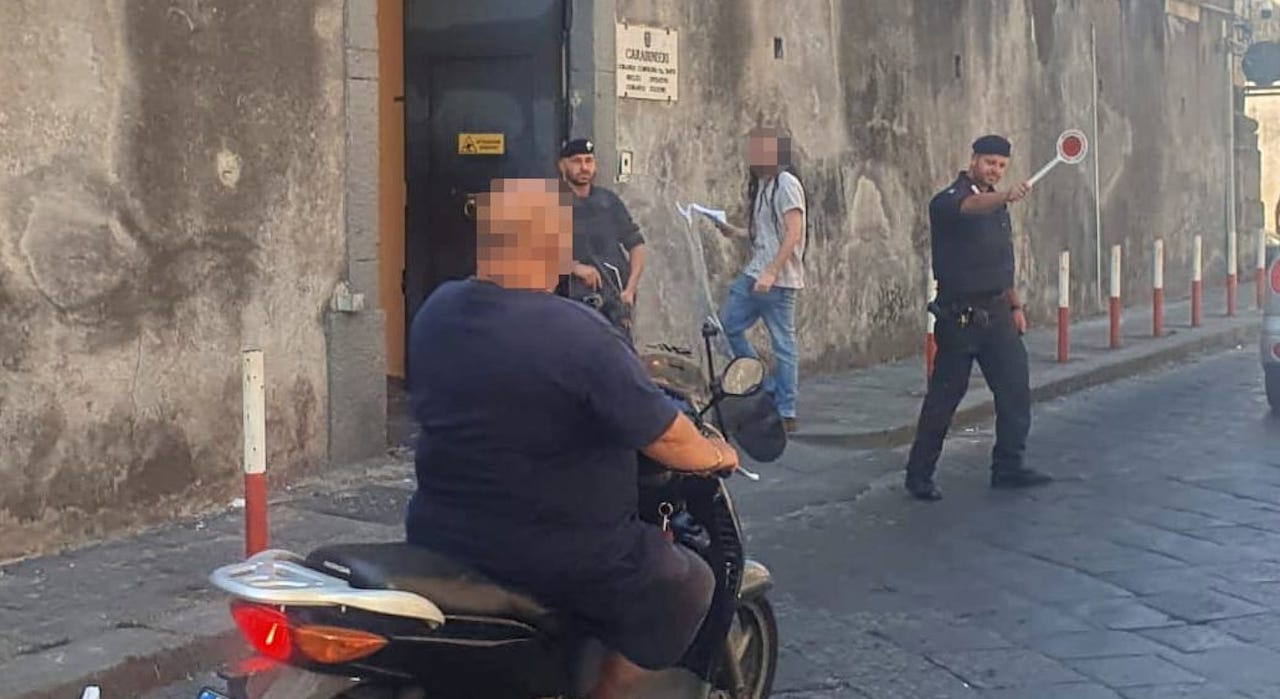 Catania, sanzioni “educative” per chi passa davanti alla Caserma senza casco