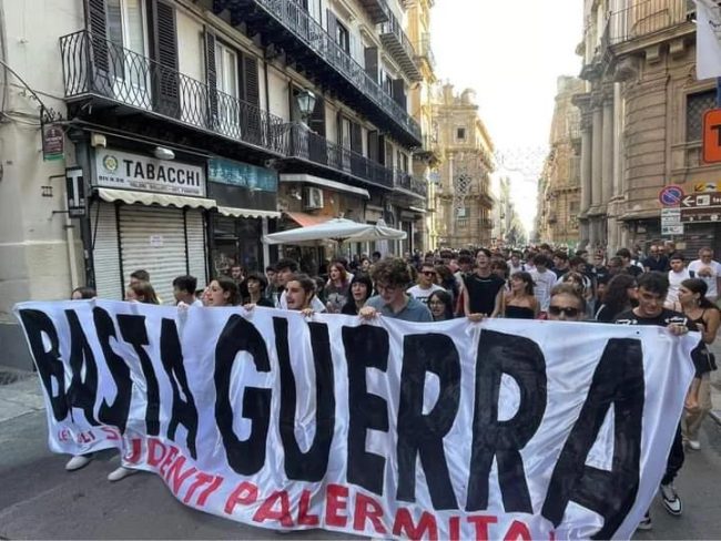 Primo corteo del nuovo anno scolastico per gli studenti palermitani: in piazza contro la guerra