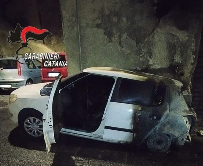 Gelosia e follia a Biancavilla, incendia l’auto del rivale in amore: scoperto e denunciato