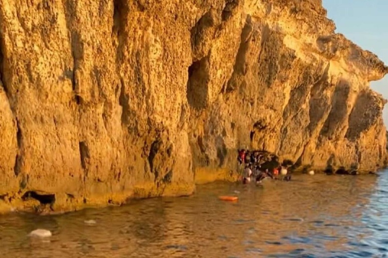 Barca contro gli scogli a Lampedusa, salvati 13 migranti