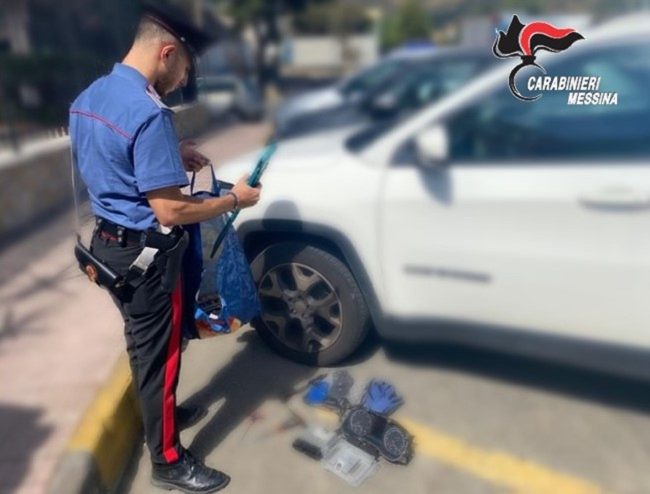 Sorpresi a rubare un’autovettura: nei guai tre catanesi, si cerca il quarto complice
