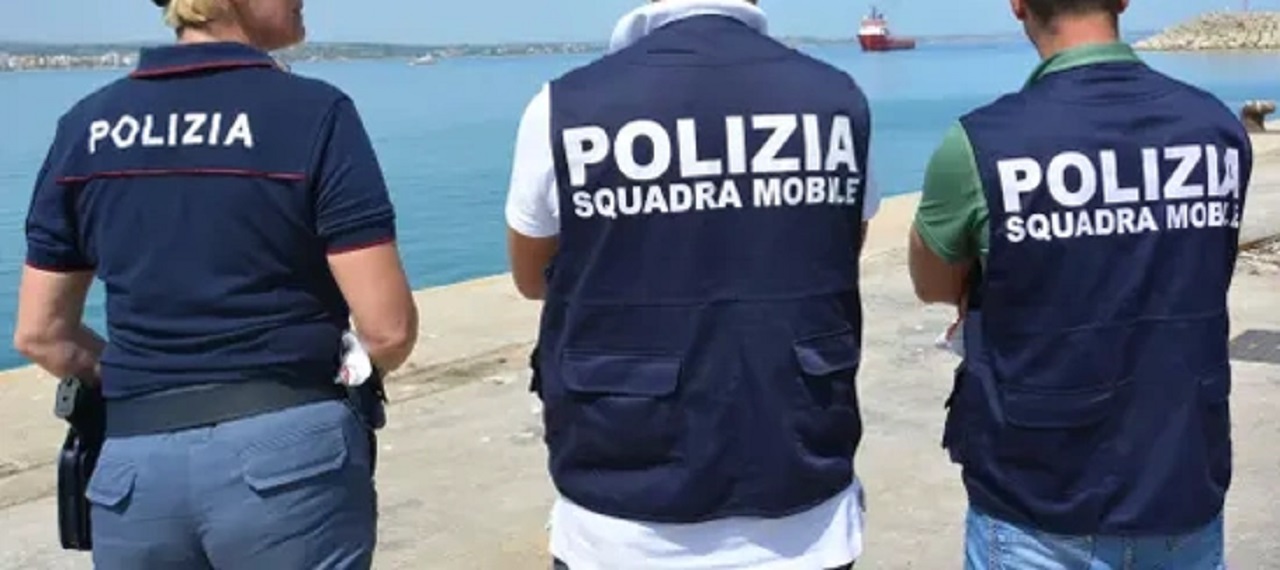 Lampedusa, scafisti agevolano l’ingresso illegale di migranti su barche pericolose: 2 fermi