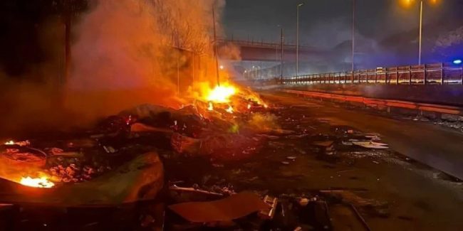 Incendio in una discarica abusiva a Palermo, fumo visibile anche a distanza