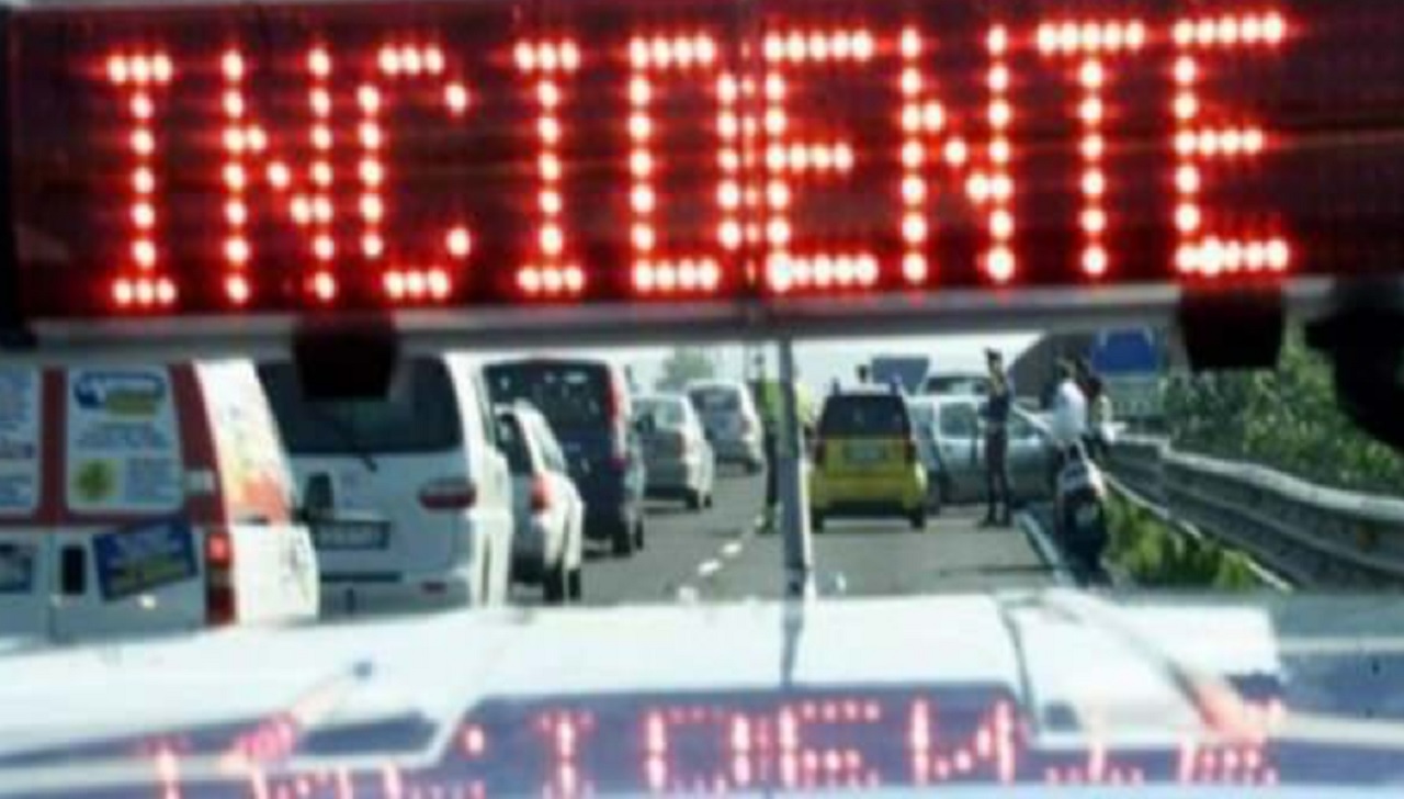 Incidente sulla Palermo-Catania, scontro tra due auto e un furgone: 3 feriti