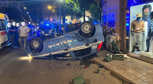 Incidente a Palermo, Volante della polizia si ribalta: tre feriti