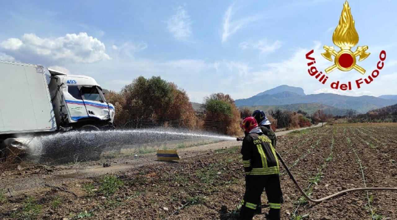 Grave incidente sulla Palermo-Catania, camion si ribalta: traffico in tilt