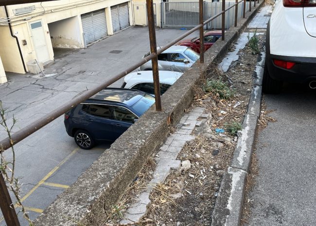 Marciapiedi dissestati in via Modena, l’indignazione del Comitato Vulcania
