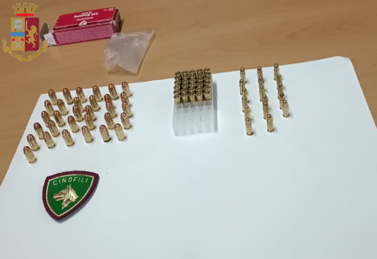 Deposito clandestino di munizioni a Librino, indagini per risalire ai responsabili