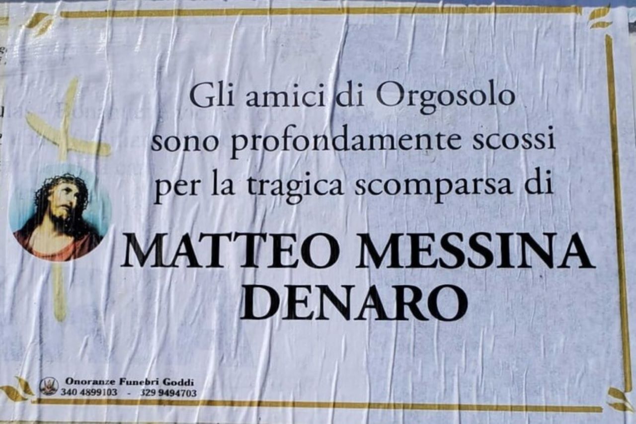 Manifesti funebri per Matteo Messina Denaro in un paesino della Sardegna: immagini virali sui social