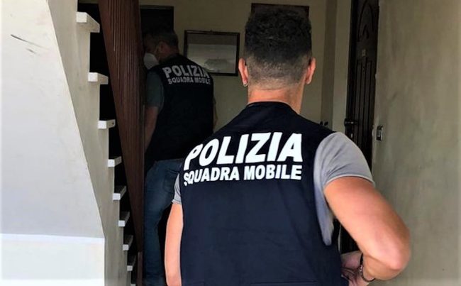 Arrestato l’uomo ricercato dopo aver accoltellato il nuovo compagno dell’ex moglie