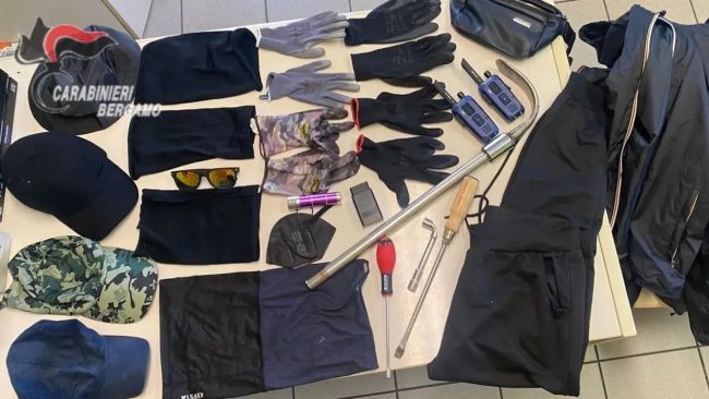 Abiti scuri, guanti e due auto rubate: quattro rapinatori catanesi arrestati a Bergamo