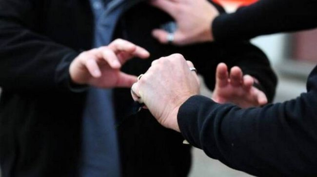 Cinisi, lancio di sassi e rissa davanti a una discoteca: feriti 2 addetti alla sicurezza