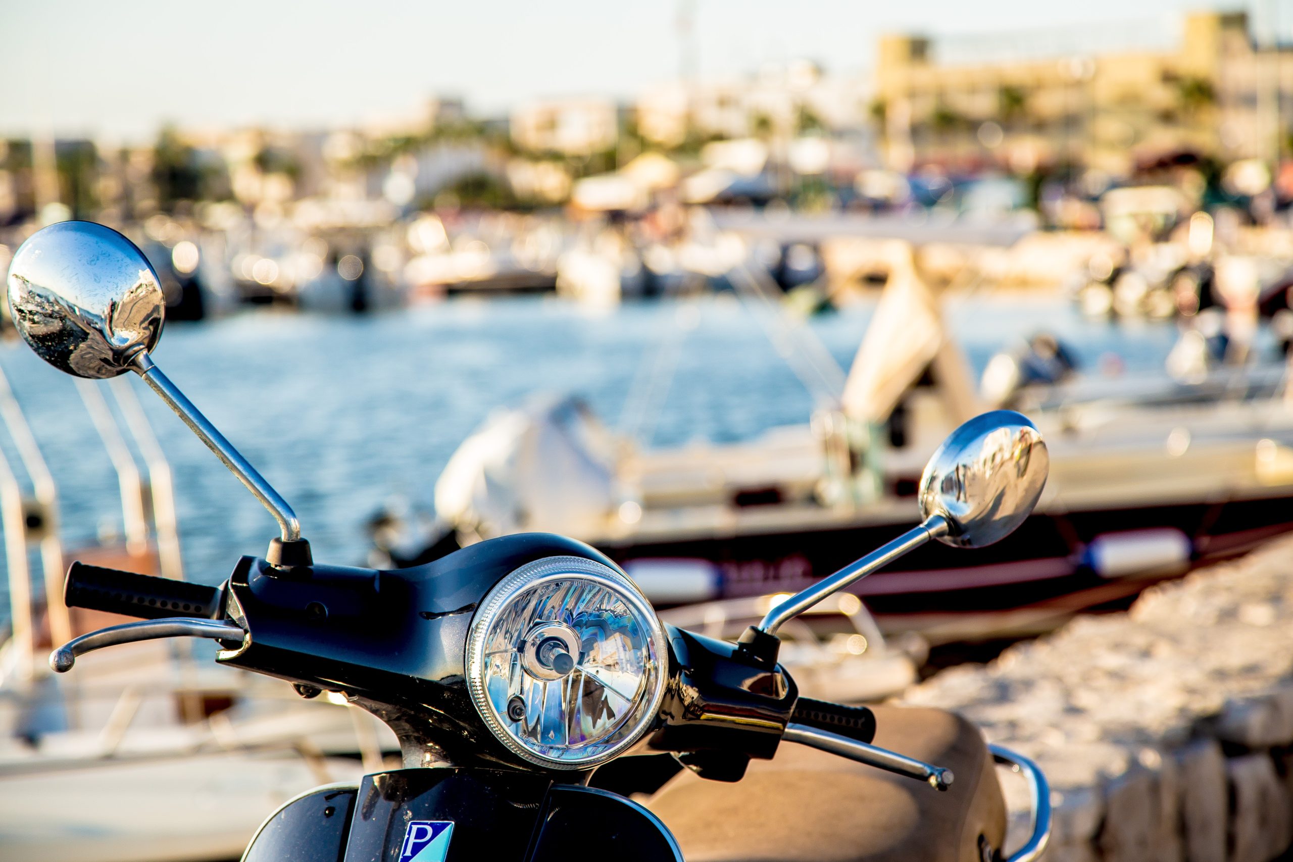 I furti al porto di Catania con uno scooter senza patente e assicurazione
