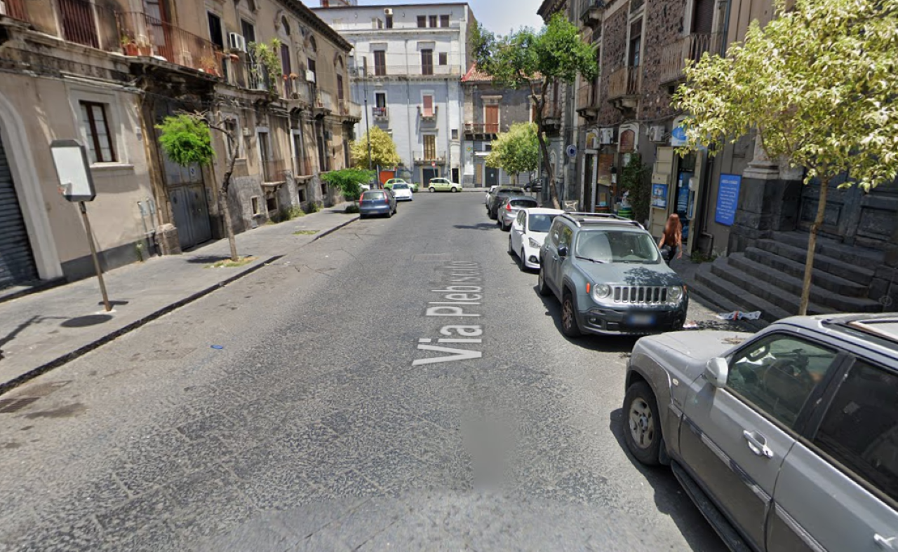 Rubata la macchina ad una famiglia in vacanza a Catania: “Dentro i documenti della gravidanza”