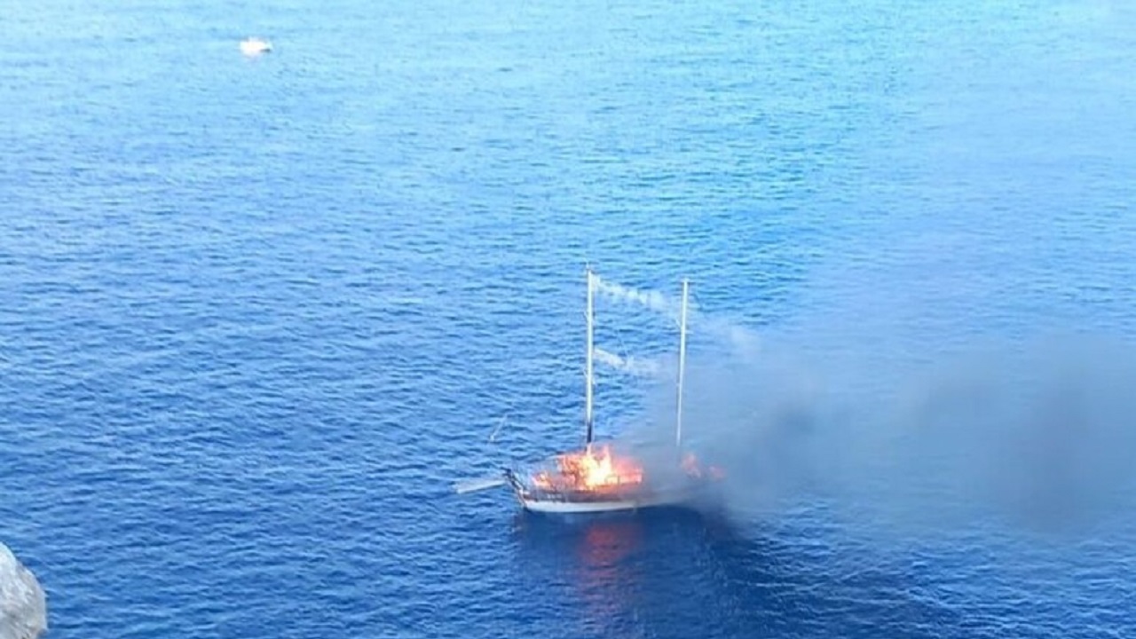 Incendio su caicco a Lampedusa, salvati i turisti a bordo