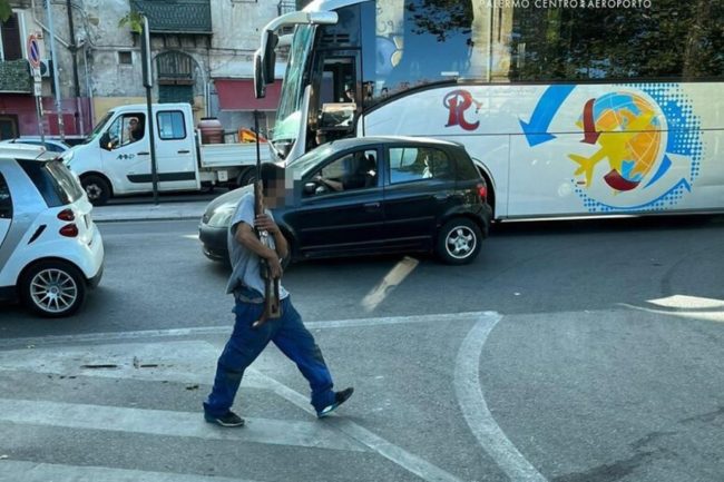 Trovato l’uomo che girava per strada con un fucile. “Non farebbe male a una mosca”