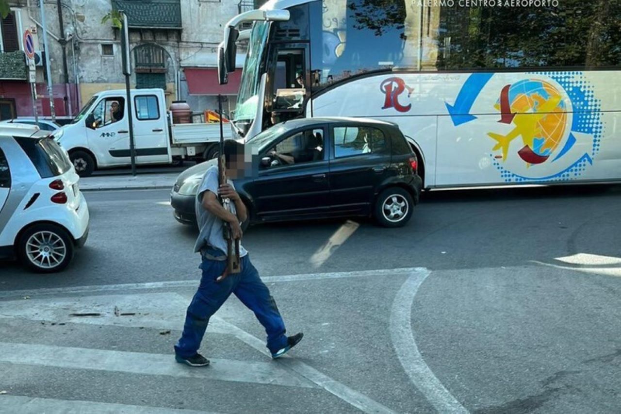 Paura a Palermo, segnalato un uomo in giro per la città con un fucile