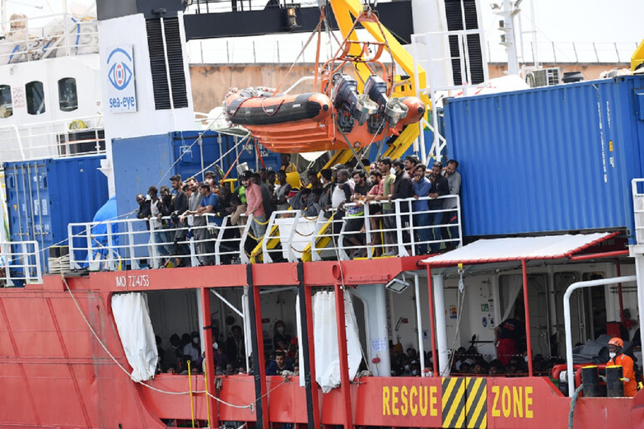 Lampedusa, evacuazione d’urgenza dalla Sea Eye 4 per donna incinta