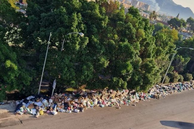Palermo “sommersa” dai rifiuti in strada: gente esasperata, situazione al limite