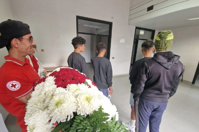 Sbarco migranti Selinunte, corona di fiori per i 5 morti sulla spiaggia