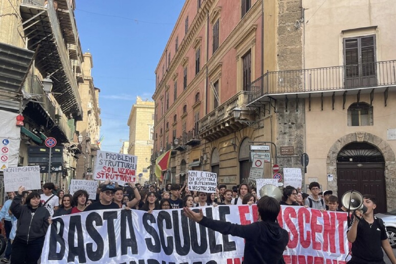 Palermo, studenti scendono in piazza: “Basta scuole fatiscenti”