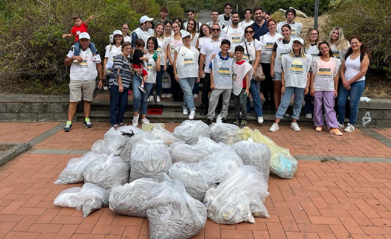 Catania, lavoratori e volontari ripuliscono siti comunali