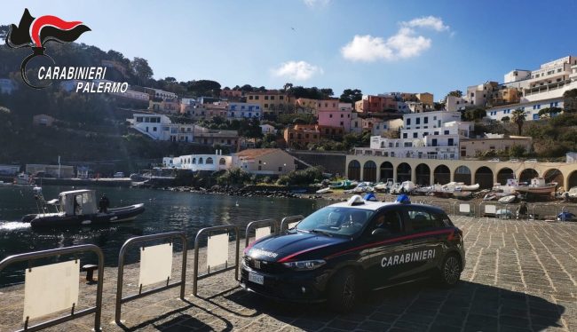 Ustica, anziano cade in mare dagli scogli