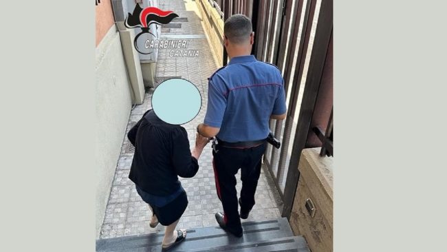 Aggrediva la madre almeno tre volte alla settimana: non “sborsava” i soldi