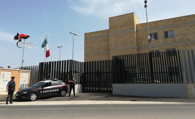 Caos all’ospedale di Augusta, minaccia i medici e distrugge la statuetta della Madonna