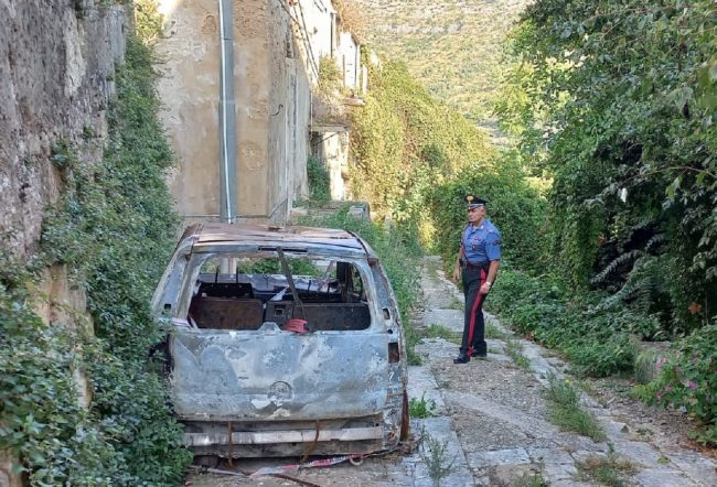 Gruppetto di giovani incendia un’auto a Ibla