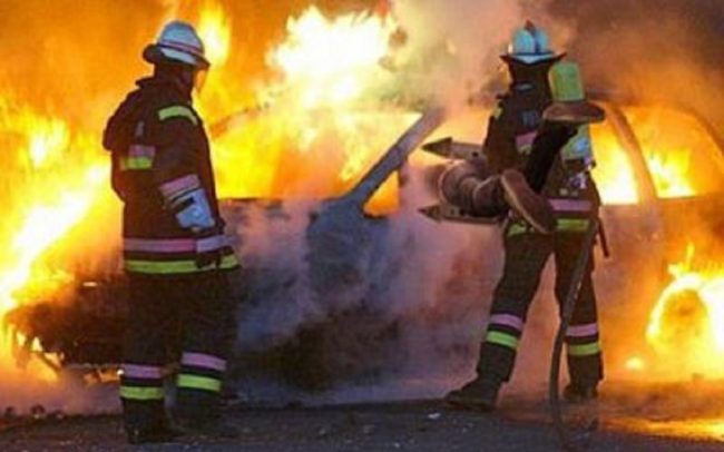 Auto in fiamme lungo l’A20, transito garantito in corsia di sorpasso