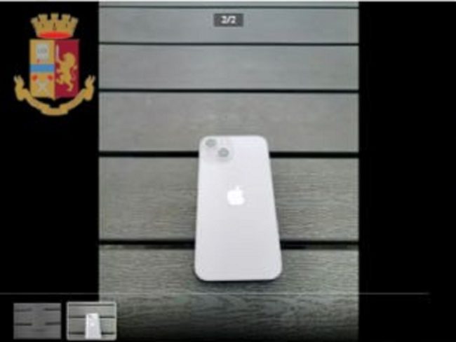Ruba Iphone all’amica e lo mette in vendita online: denunciato 18enne