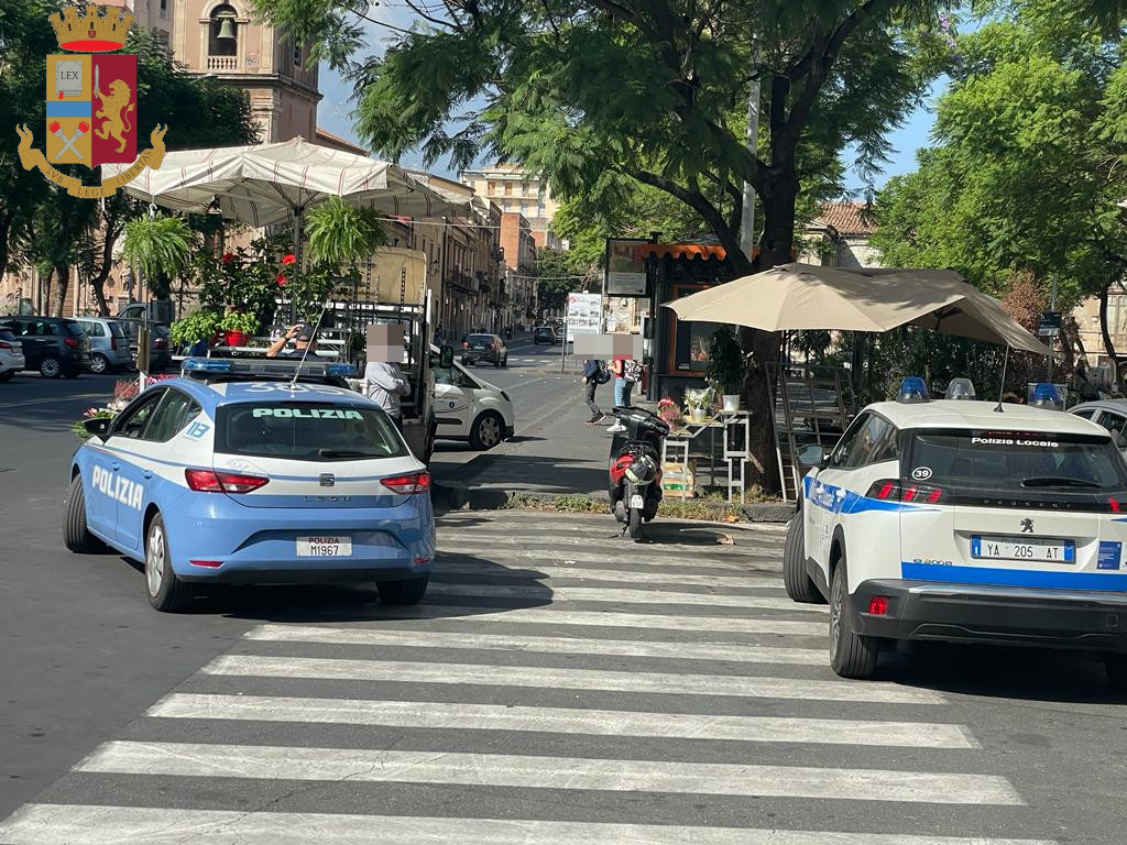 Guai per il rivenditore abusivo di piante e fiori di piazza Cavour