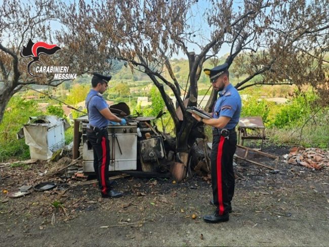 Realizza un deposito di rifiuti e li incendia, denunciato 54enne