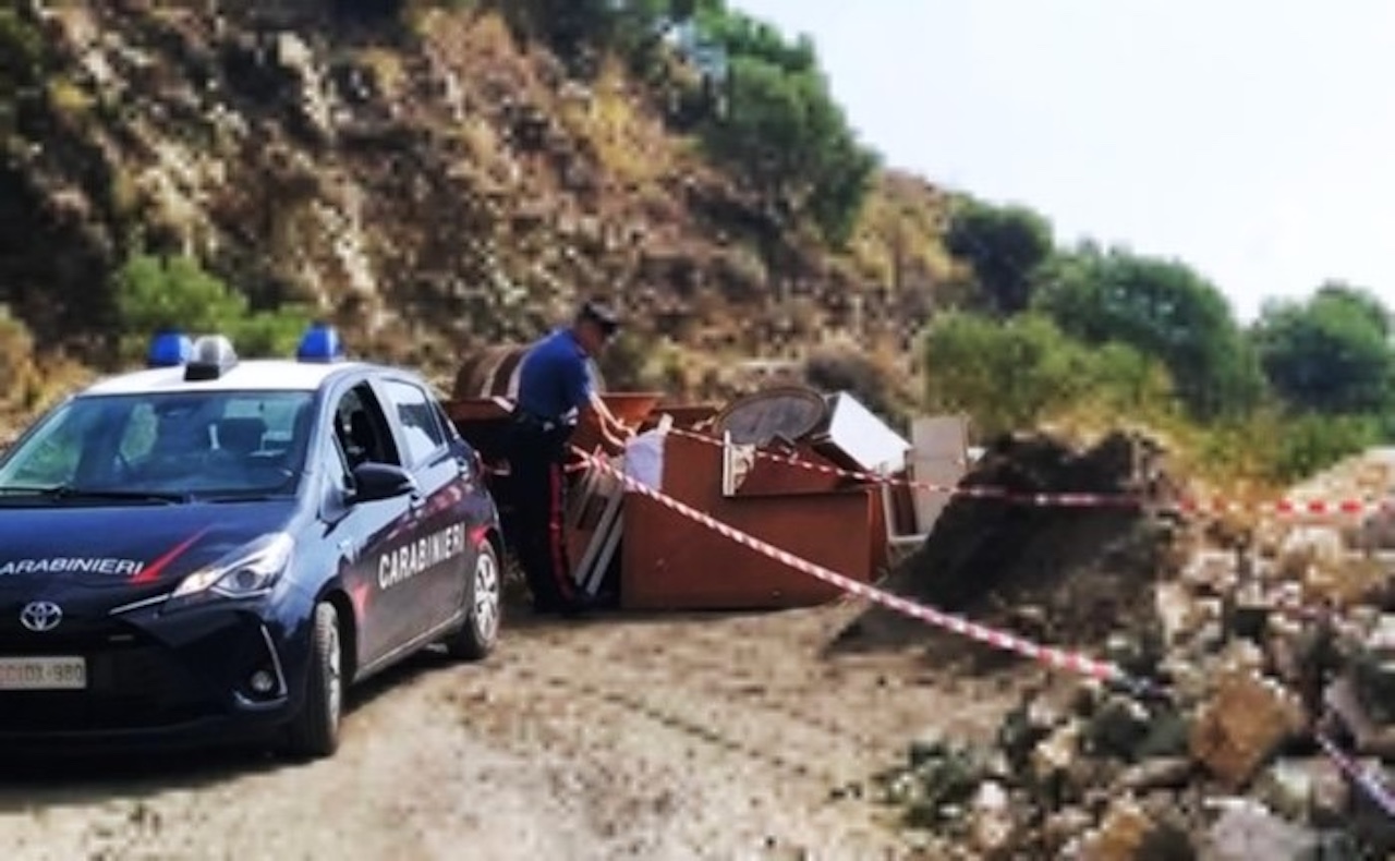 Scoperta discarica abusiva a cielo aperto a Castelmola